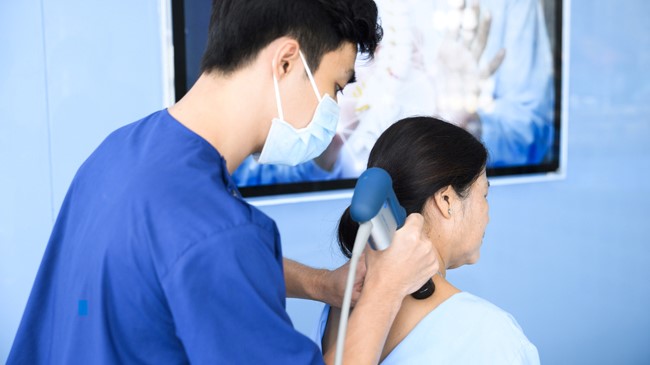 vật l&yacute; trị liệu giảm đau vai g&aacute;y