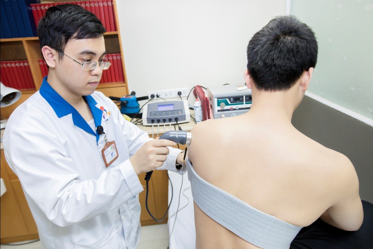 vật l&yacute; trị liệu giảm đau vai g&aacute;y