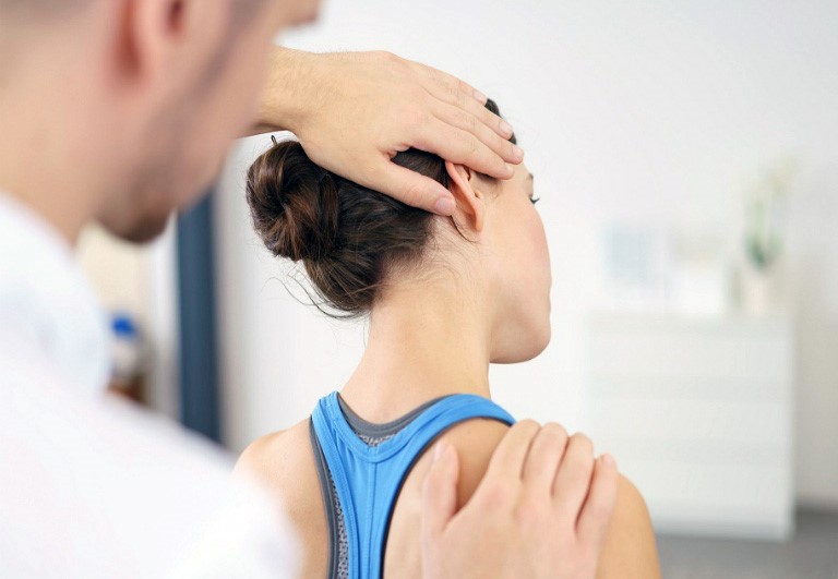 vật l&yacute; trị liệu giảm đau vai g&aacute;y