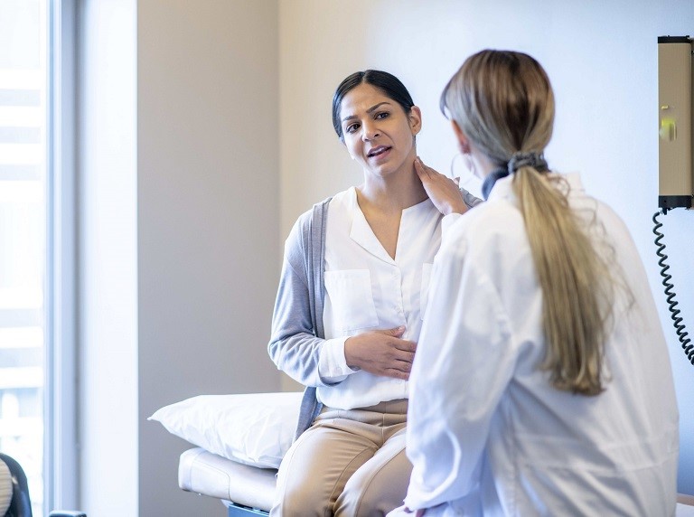 vật l&yacute; trị liệu giảm đau vai g&aacute;y