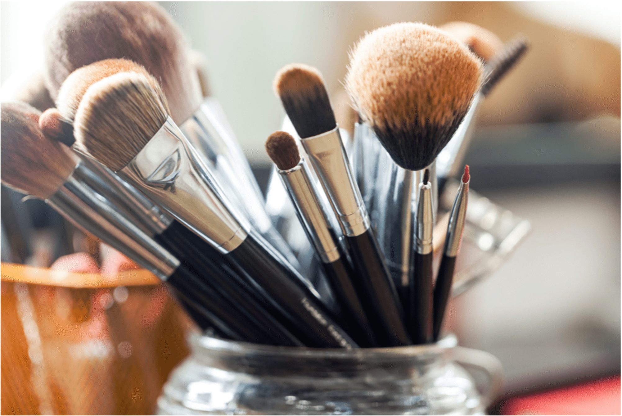 Vệ sinh dụng cụ trang điểm cho da c&oacute; mụn li ti tr&ecirc;n tr&aacute;n