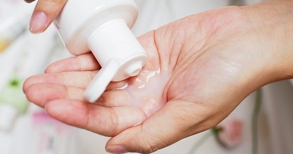 nổi mụn trắng ở v&ugrave;ng k&iacute;n