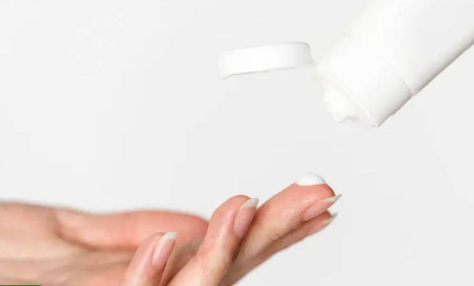 Sử dụng kem chống vi&ecirc;m theo chỉ định của b&aacute;c sĩ để điều trị hạt fordyce